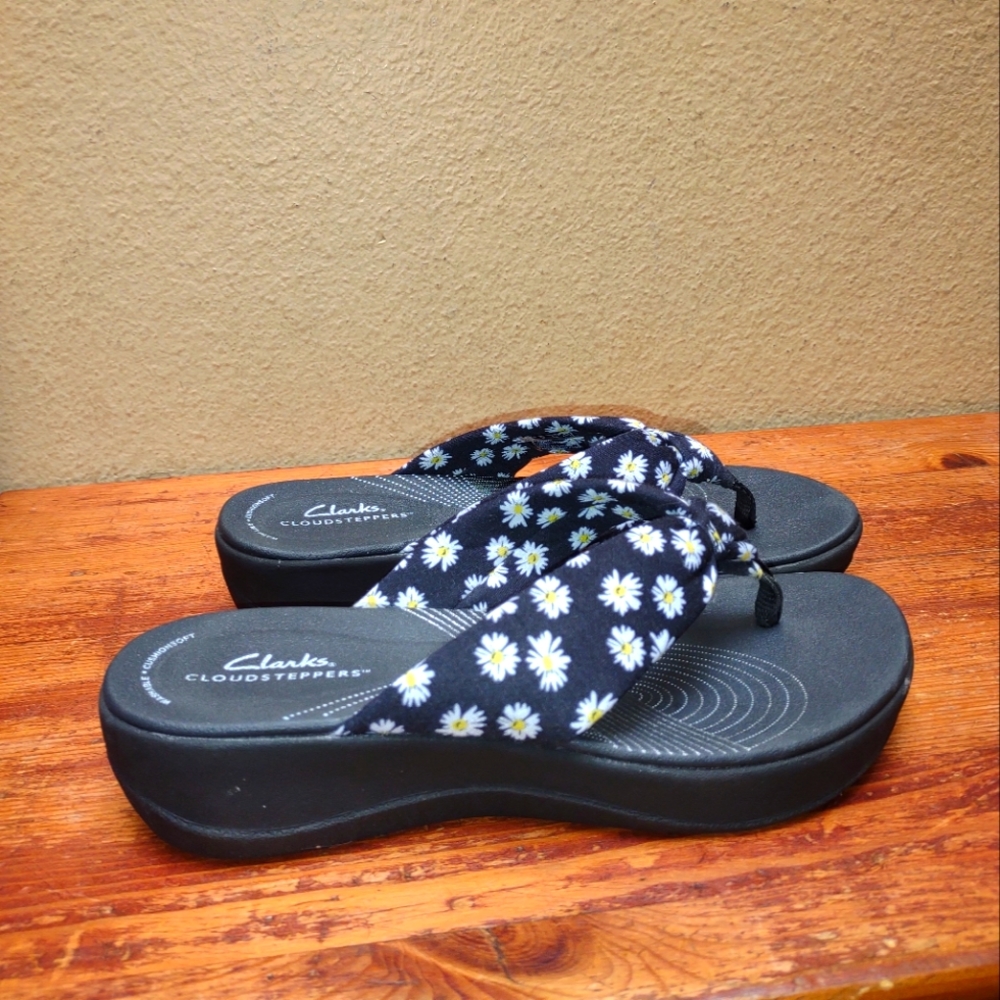 Black Daisy Clarks Cloudsteppers Flip flops size 8 EUC